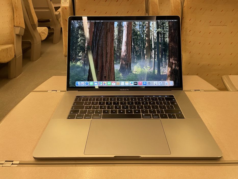 MacBook Pro 15 2018 i7 cu placa grafica 16 gb RAM 256gb SSD Brasov