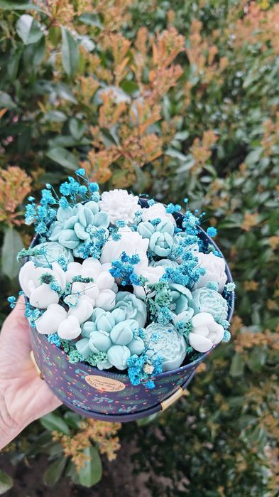 Aranjament floral în cutie din săpun.