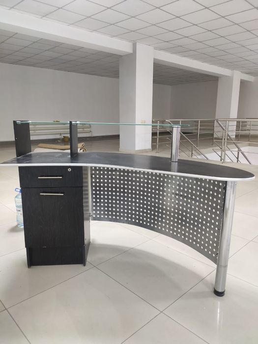 Офисный стол интересного дизайна