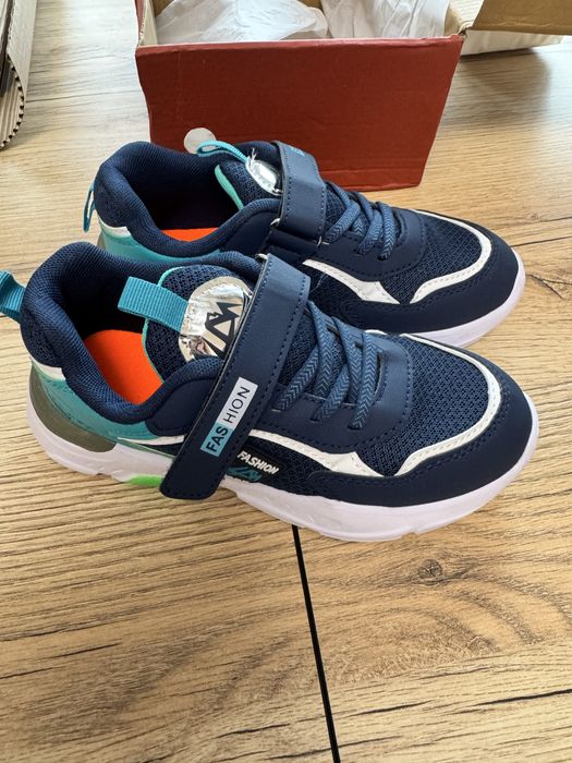 Кроссовки новые легкие