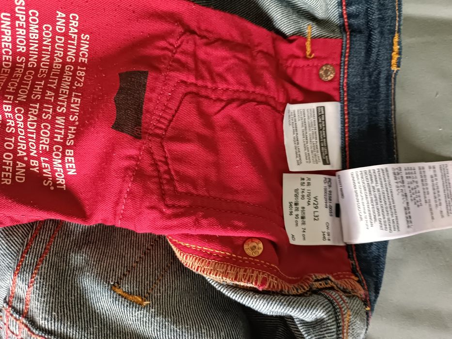 Продам джинсы Levi
