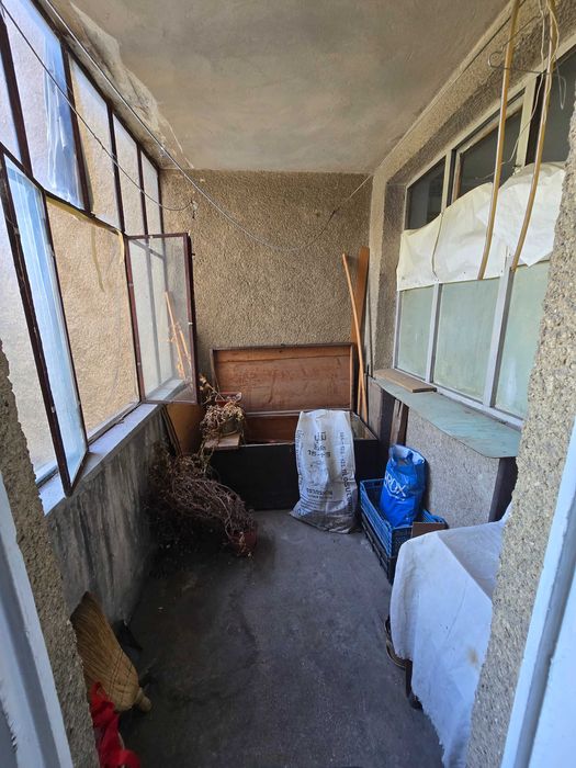 Apartament 2 camere, etaj 2, strada Brânduşei, Tg. Jiu, 69000 euro (negociabil)
