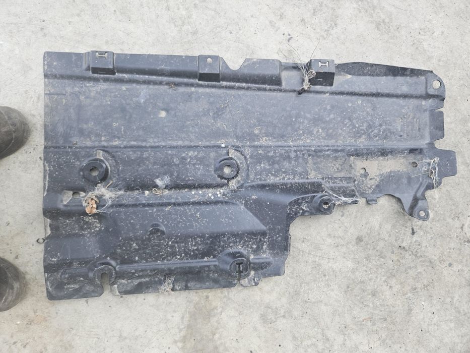 scut lateral stanga spate dacia sandero 3 stepway 2021