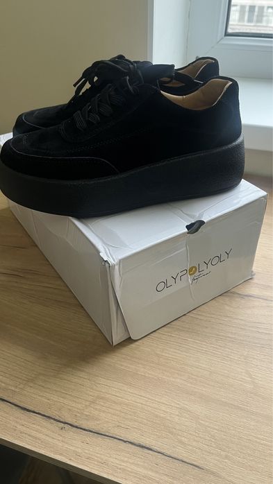 Кроссовка женская