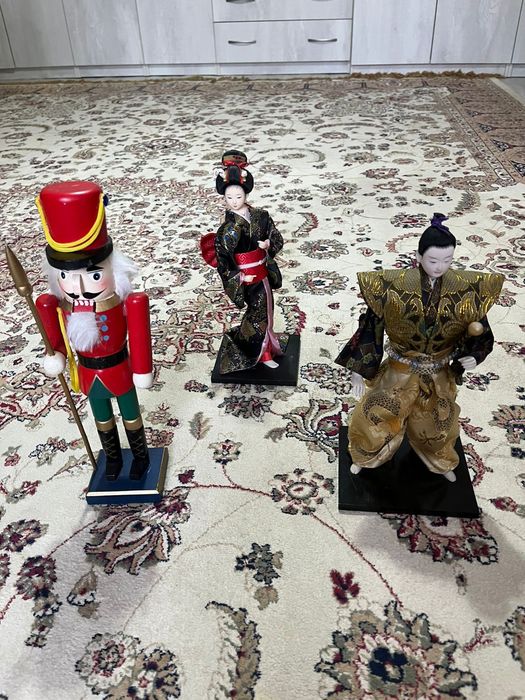 Статуи статуэтки куклы