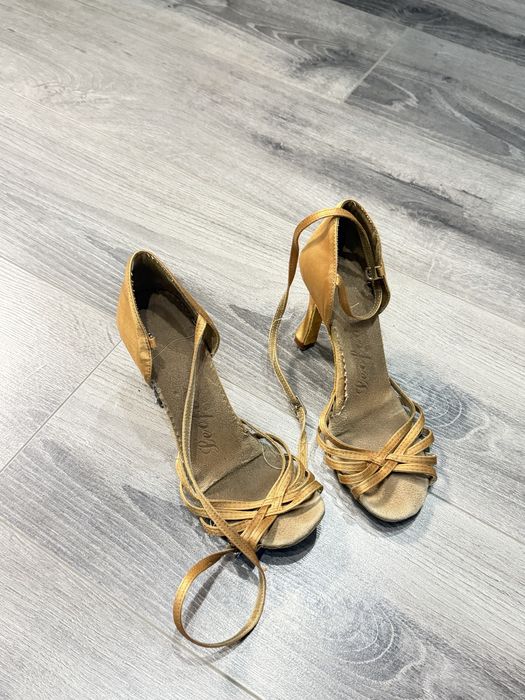 Продам бальные туфли