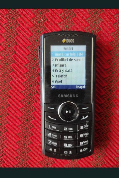 Telefon  cu taste și cameră video/foto cu două cartele SIM.
Modelul este robust, mic și foarte practic.