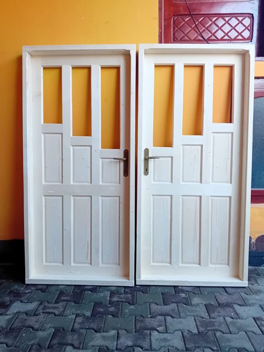 Producător de uși și ferestre din lemn masiv,brad.