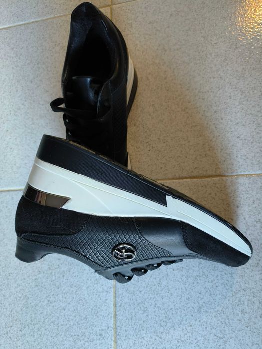 Дамски спортни обувки