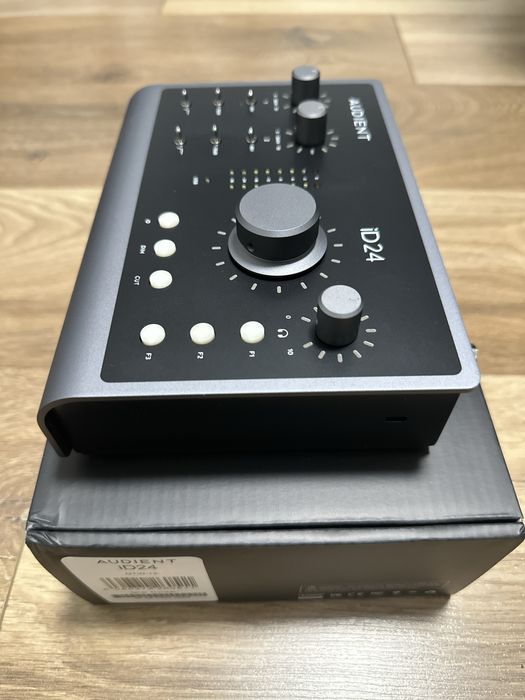 Vand interfata audio Audient iD24 cu garantie