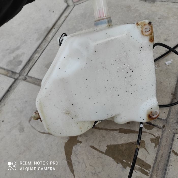 Продам бочок омывателя с моторчиком на Мазда 626 птичка