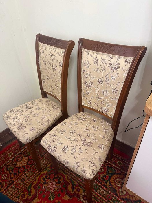 Mehmonxona uchun stol-stul to'plami sotiladi (8 stul)