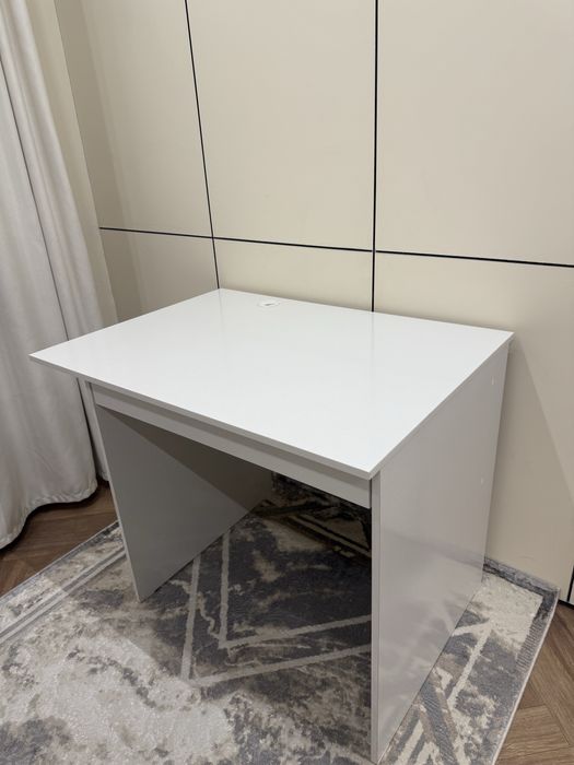 Письменный стол в идеальном состоянии