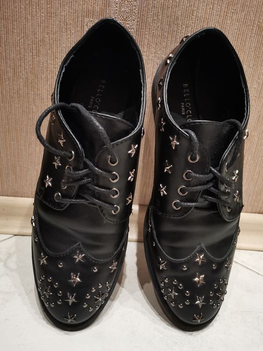 Дамски кожени обувки с капси