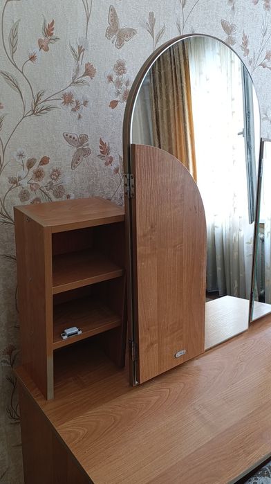Столик трюмо с полочками