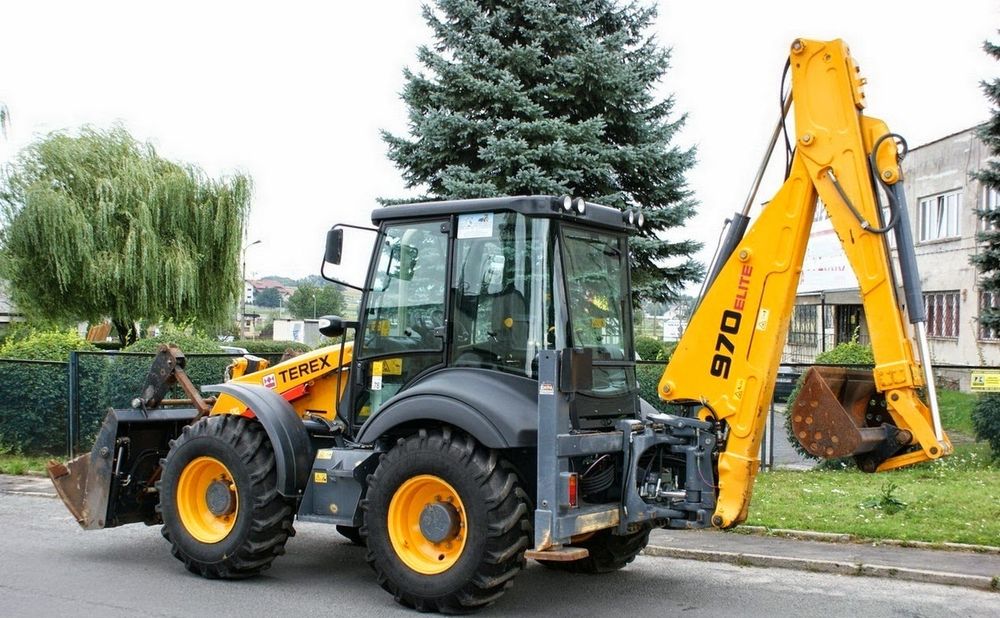 Închiriez buldoexcavator cu picon, furci și cupe