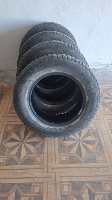 Продам шипованные шины б/,у 30000