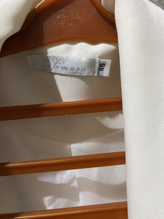 Пиджак белый стильный.