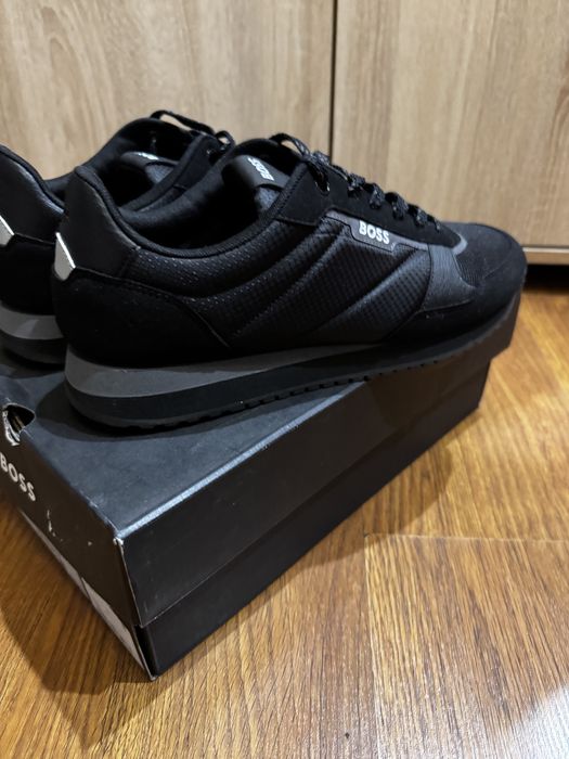 Продам кроссови Вoss