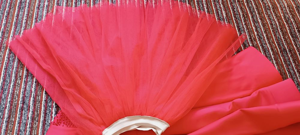 Qizil atlasviy matryaldan tiklgan. Hich kmda yoʻq bunaqa fason