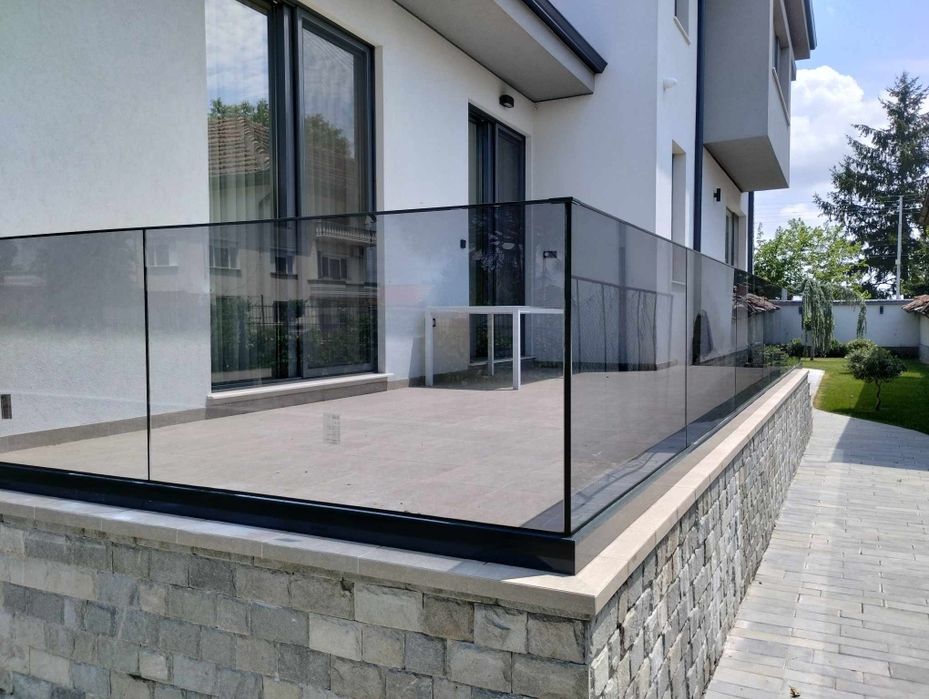 Алуминиеви и стъклени парапети