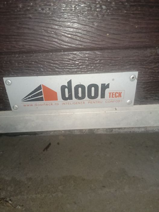 Vând poarta garaj automatizată.