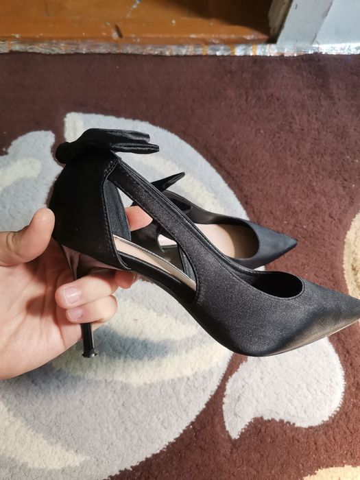 Усканос туфли сотилади тоза акуратно кийилган кораси 3 марта каийилган