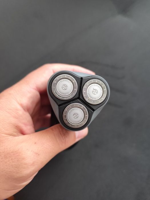 Vând aparat de ras Philips