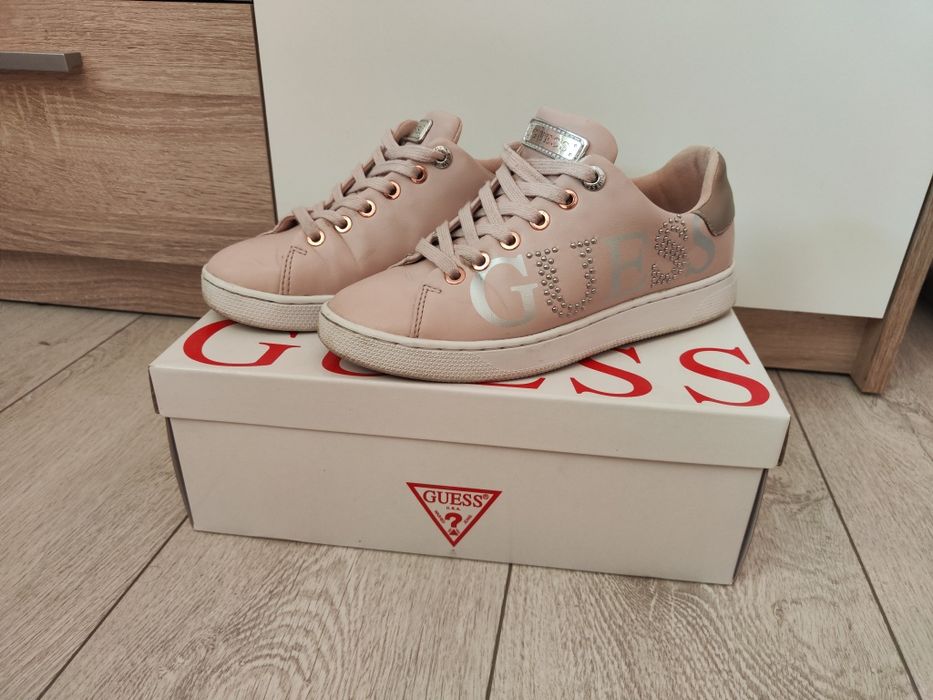 Оригинални маратонки кецове Guess В отлично състояние. 36 номер. С кут