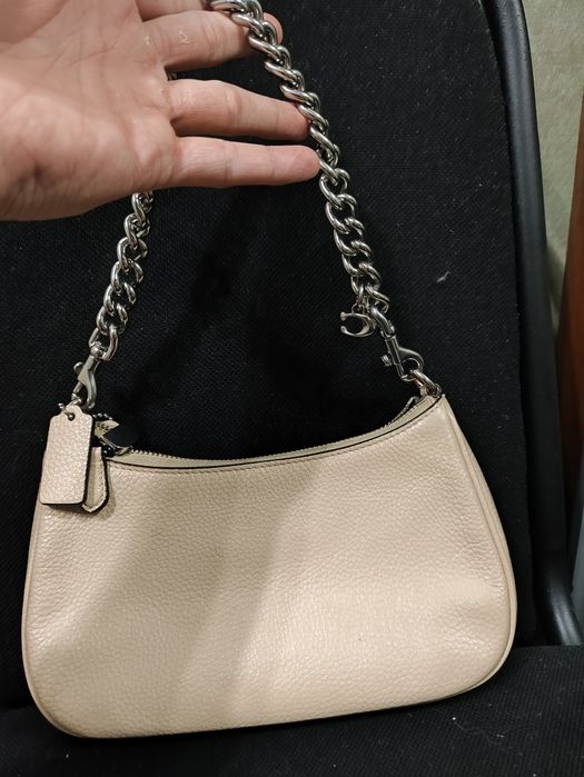 Сумочка — модель Coach Teri Shoulder Bag.