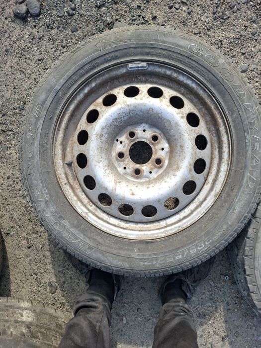 Vand roata rezerva R 17 mercedes vito cu anvelopa 225 55 17 goodyear  buna