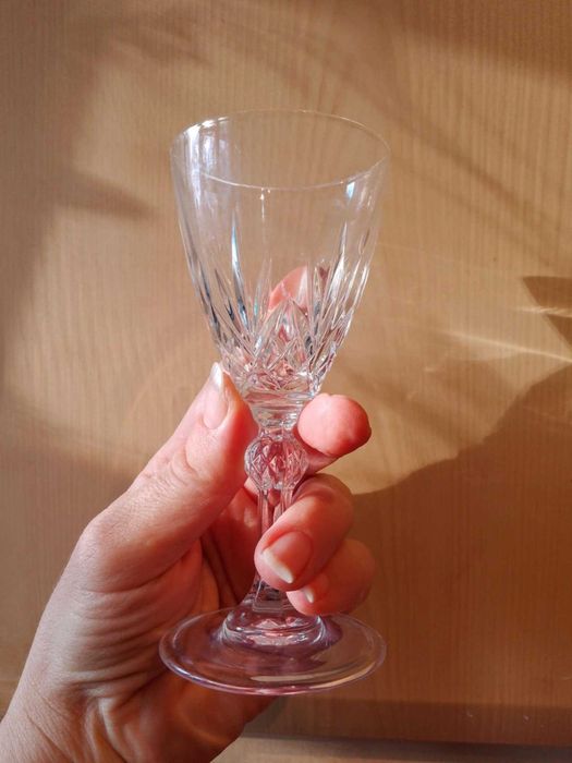 Два комплекта от по 4 броя кристални чаши: за вино и ракия