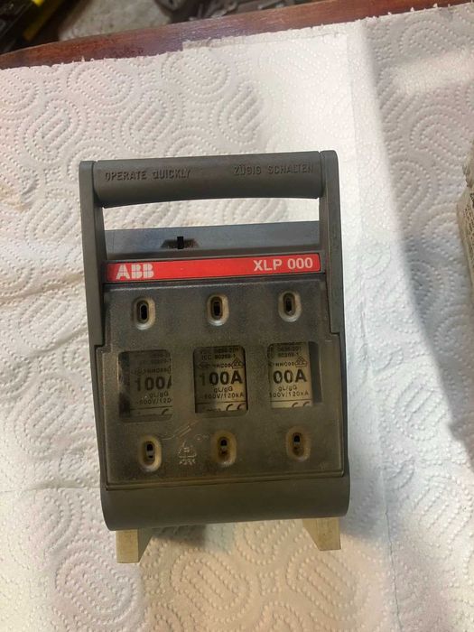 Разединител със стопяеми предпазители ABB XLP000 и XLP00
