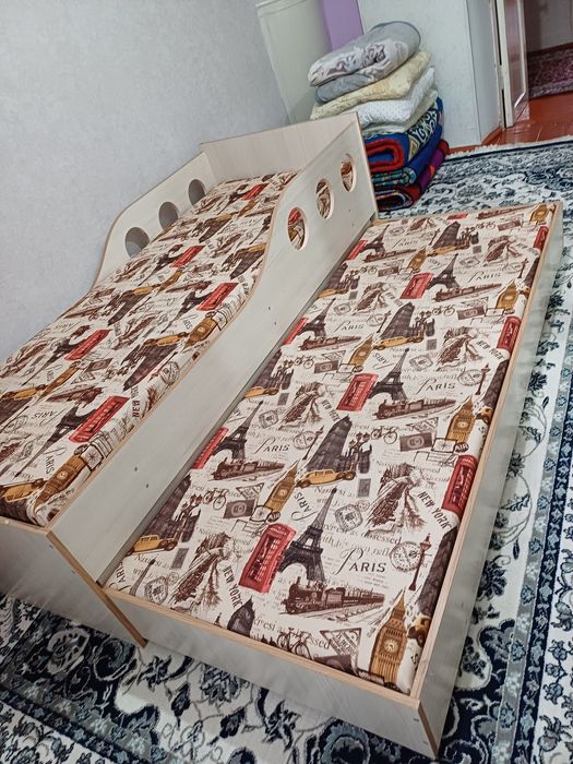 Екі адамдық диван матрасымен. Бағасы 40 мың