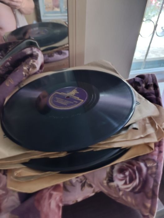 Патефон с запасными иглами