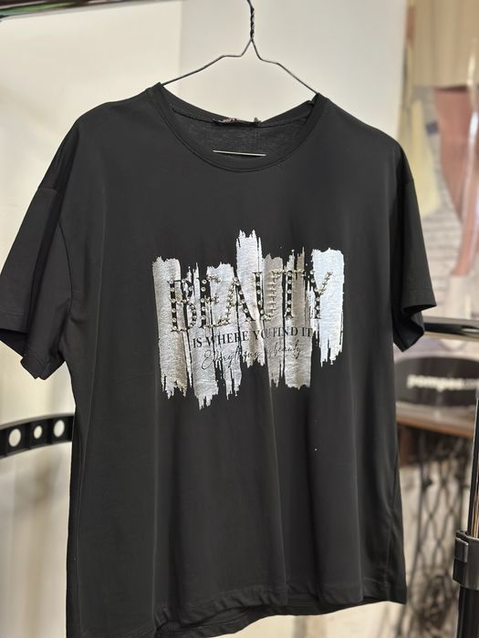 Тениска с радвижен акцент