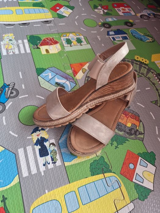 Даски сандалки в бежов цвят