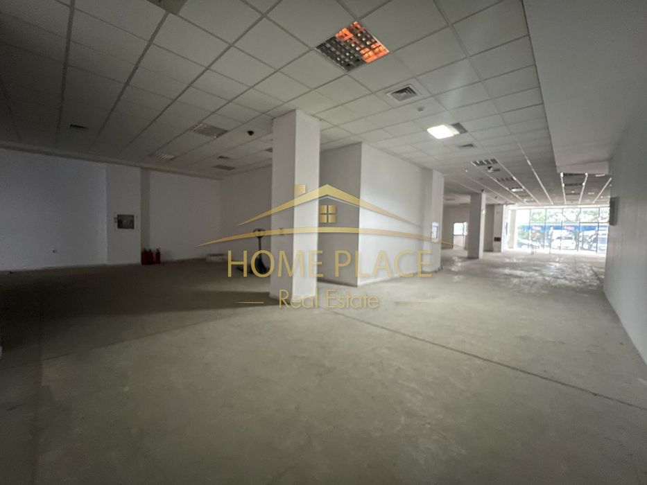 Просторно помещение с паркоместа