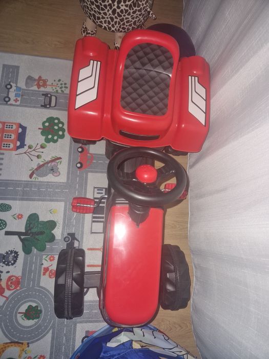 Tractor roșu băieței
