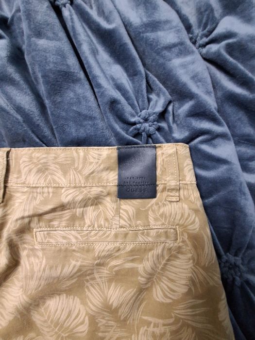 Vand pantaloni scurti Guess