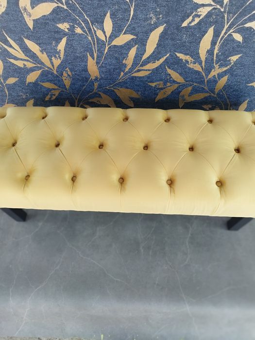 Vând bancheta , băncuță din catifea model Chesterfield