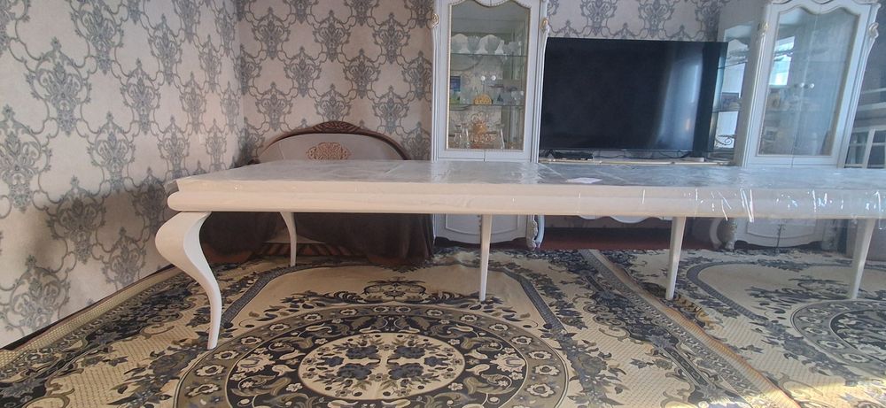 Стол для гостиной