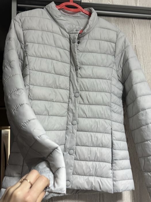 Продаеться куртка легкая