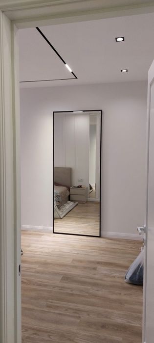 Дверь раздвижная с зеркалом.