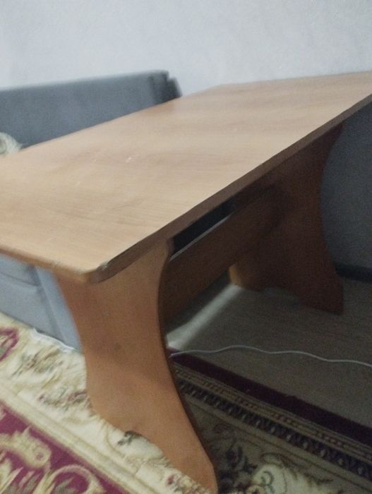Стол и диванчик,