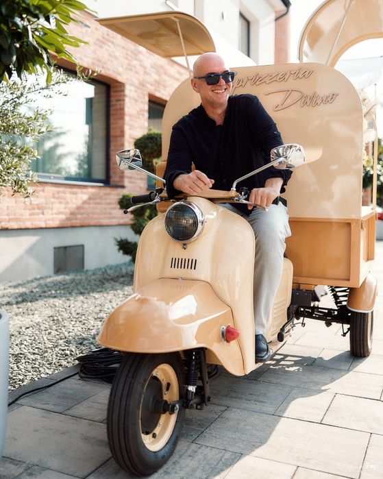 Vand un fel de Piaggio Vespa ,prosecco van, frizzante van