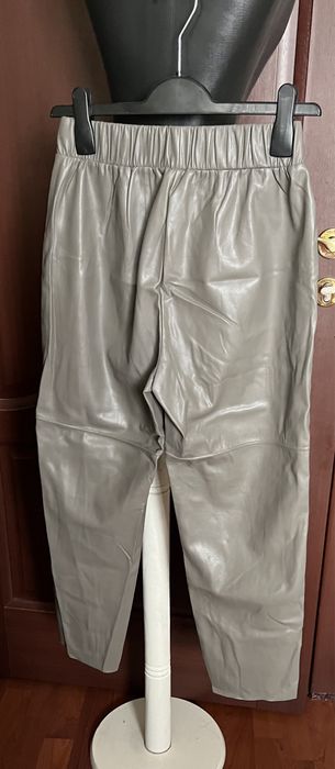 Pantaloni de piele ecologică gri