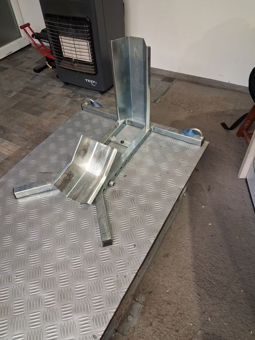 Транспортна стойка за мотор