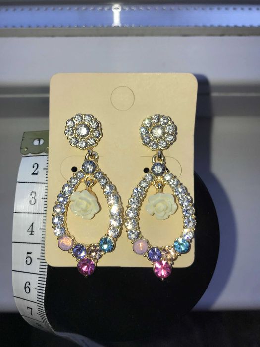 Елегантни обеци с бели и цветни камъчета