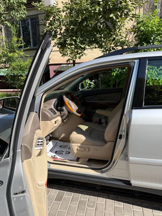 Срочно продается автомобиль Lexus RX 350